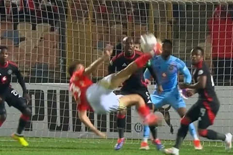 عمر الساعي يهدر فرصة ذهبية في مواجهة الأهلي وأورلاندو (فيديو)